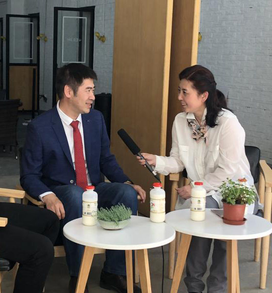 接受杭州電視臺《金秋》欄目主持人崔建專訪