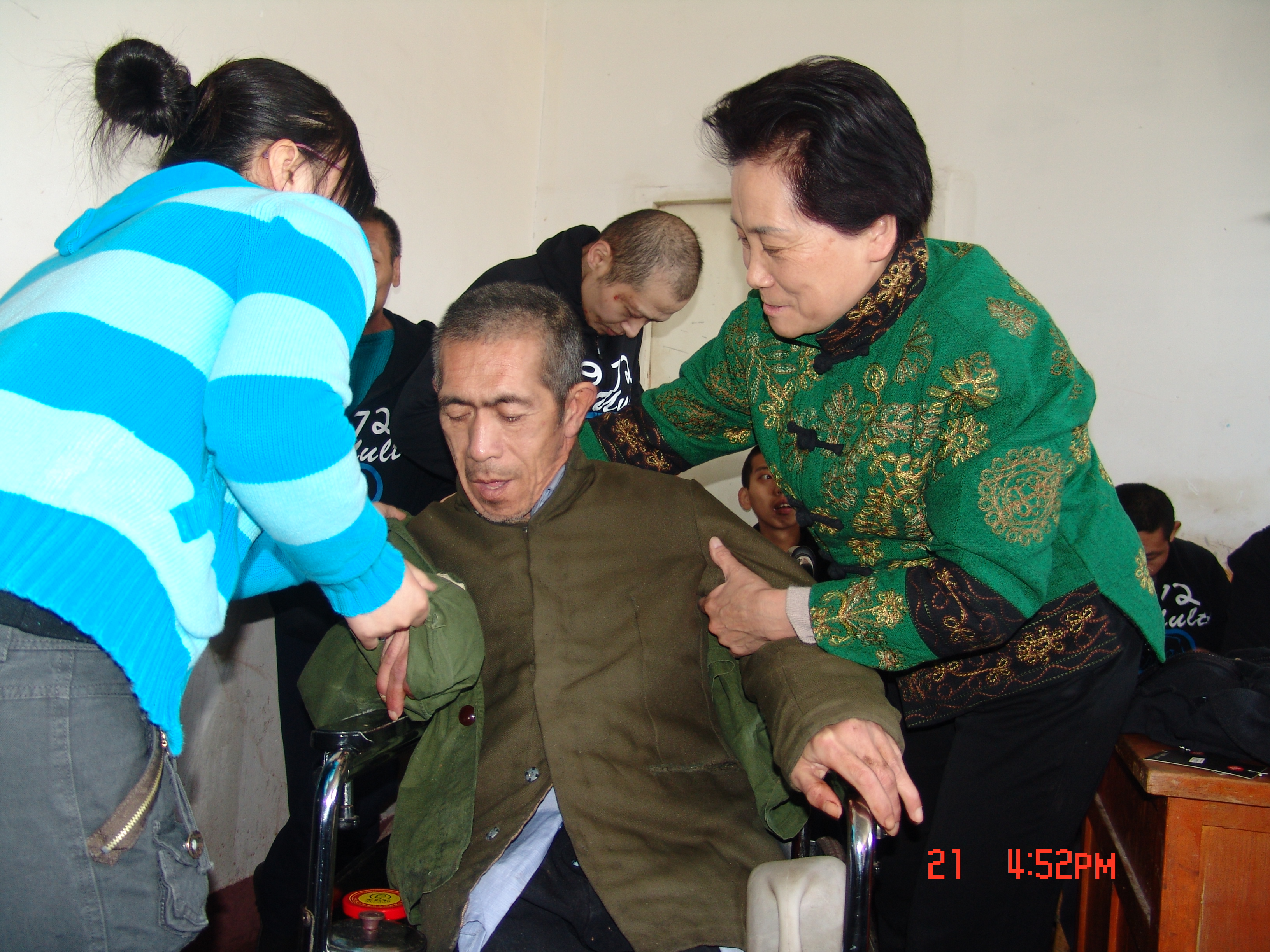 生物時代為康利托老院殘障人送去新衣服