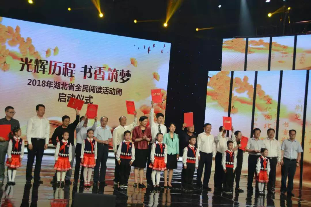 陳浩成董事長與領導及獲獎選手合影